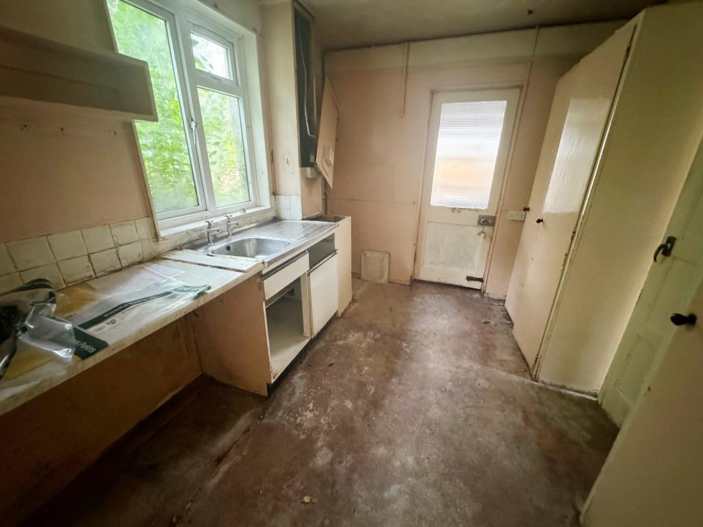 Lot: 95 - THREE-BEDROOM SEMI-DETACHED HOUSE FOR IMPROVEMENT - Kitchen